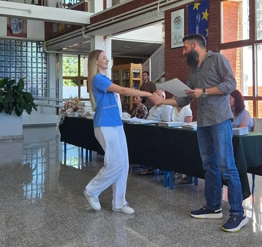 Fotografija uz članak „SREDNJA ŠKOLA PAKRAC Maturantima generacije 2025./06. uručene svjedodžbe“