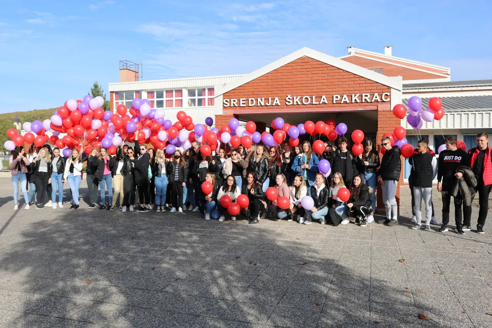 srednjoškolci s balonima