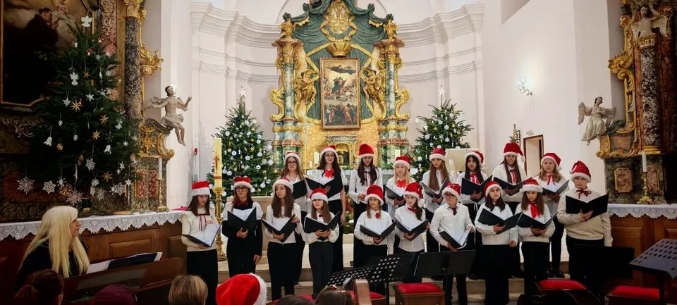 Fotografija uz članak „BLAGDANSKI UGOĐAJ U CRKVI Održan Božićni koncert OGŠ i Tamburaškog orkestra Pakrac“