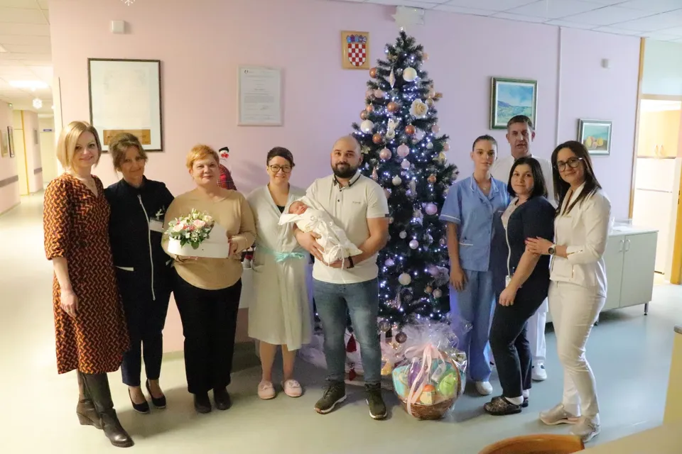 Fotografija uz članak „PRVA PAKRAČKA BEBA U 2025. Nisu dobili na lotu, ali su dobili Lotu“