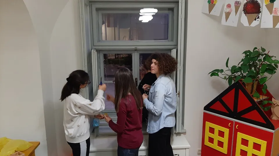 Fotografija uz članak „PRVA ADVENTSKA MUZEJSKA RADIONICA Mališani ukrasili pakrački muzej“