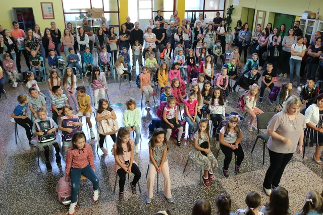 Fotografija uz članak „OŠ BRAĆE RADIĆA / DOBRODOŠLICA PRVAŠIĆIMA: Torbe na ramena pa u školu!“