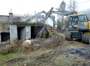 bageri su sredinom ožujka i početkom travnja uklonili pet obiljeskih ruševnih kuća