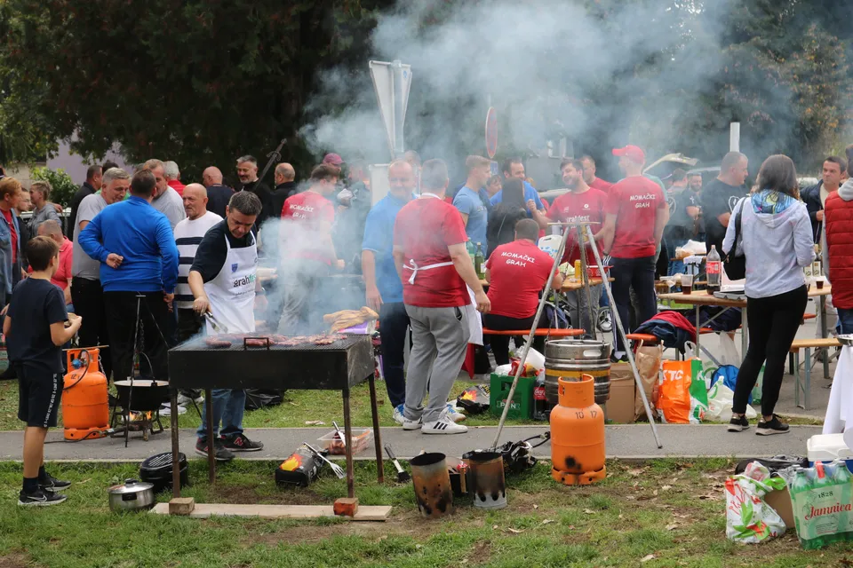 Fotografija uz članak „JOŠ JEDAN USPJEŠAN „SLAVONSKI BANOVAC“ Festival dobrog raspoloženja, graha i srednjeg vijeka“