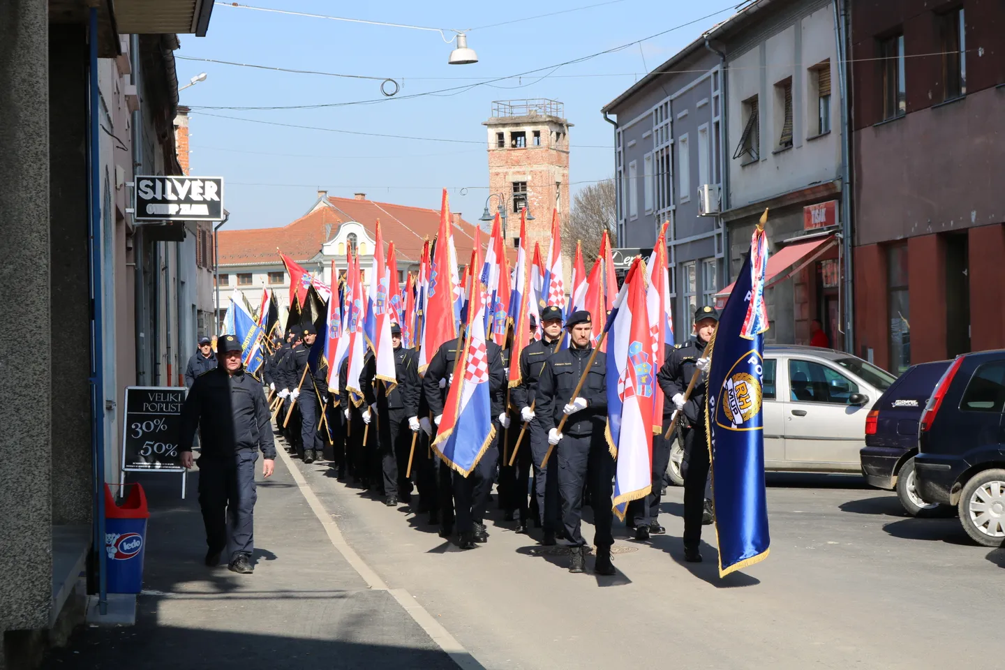 Fotografija uz članak „[FOTO] SVEČANI MIMOHOD GRADSKIM ULICAMA U koloni opet stotine sudionika“