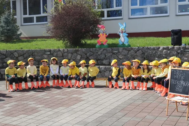 uskrsnji sajam djeca pjevaju