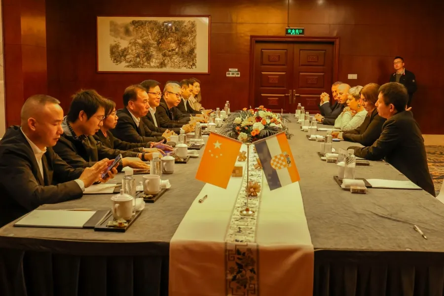 kina pakac delegacija