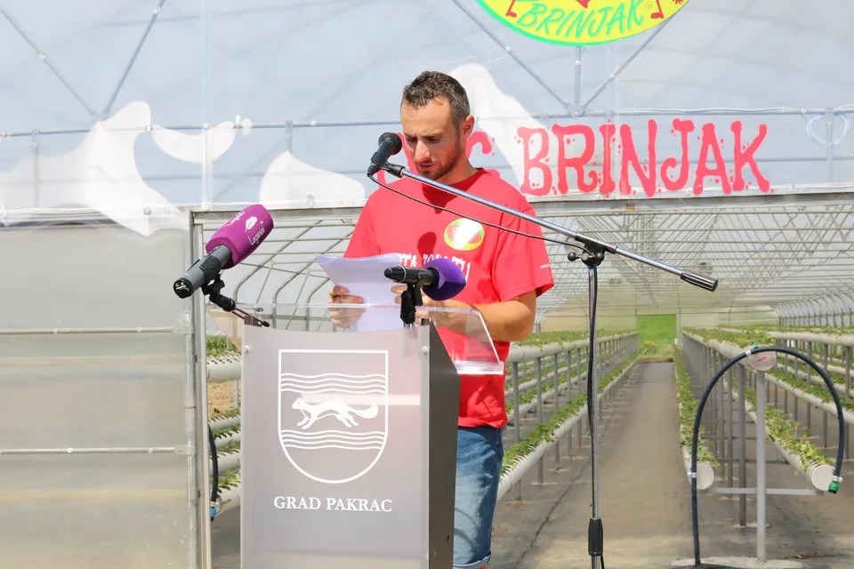 Fotografija uz članak „NOVA INVESTICIJA OPG-a BRINJAK Svečano otvoren plastenik za HV uzgoj jagoda“