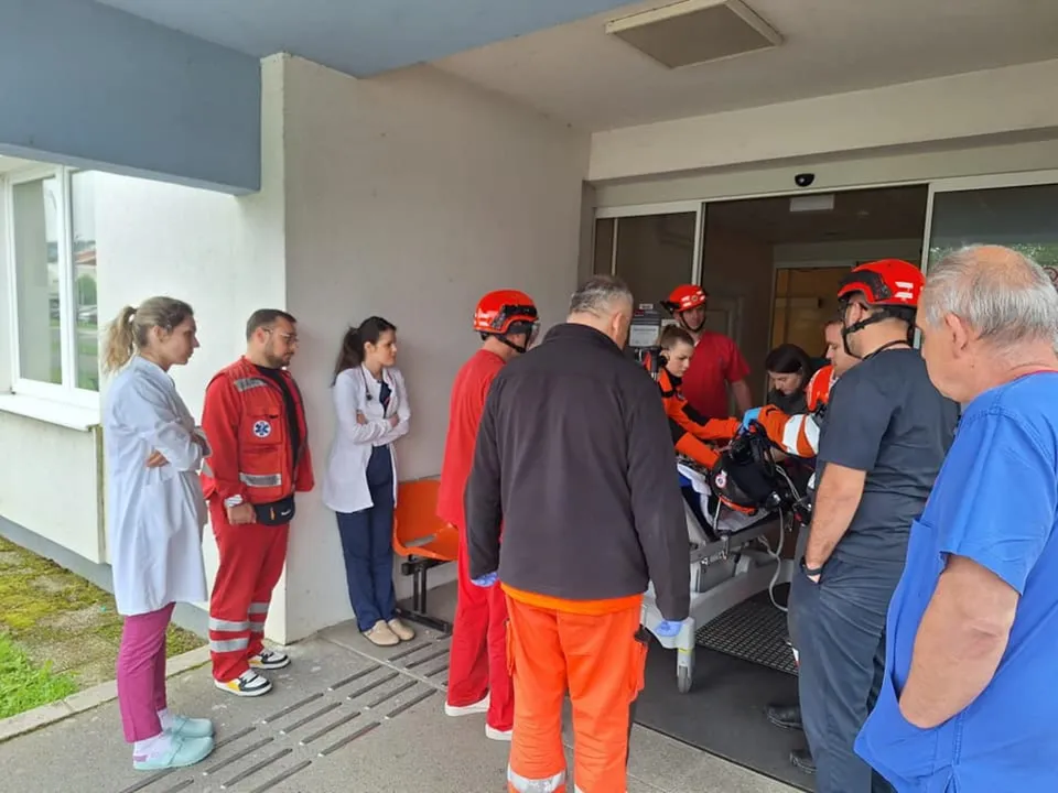 Fotografija uz članak „INTERVENCIJA HELIKOPTEROM Zbog sumnje na moždani udar pacijenticu prevezli u Osijek“