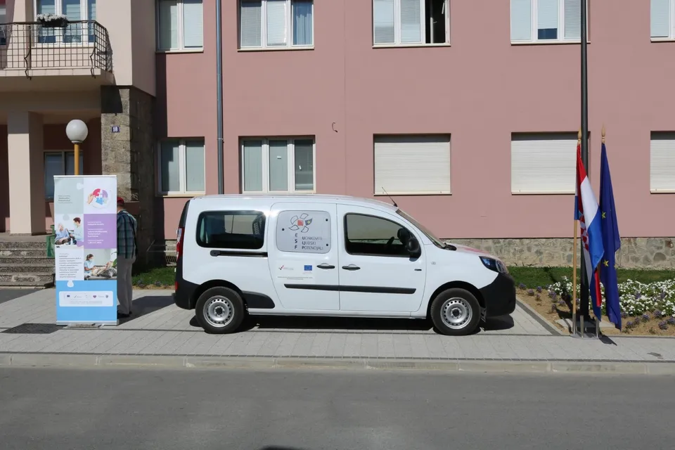 Fotografija uz članak „"AMBASADORI DOBROČINSTVA" Mobilnim timovima novo električno vozilo“