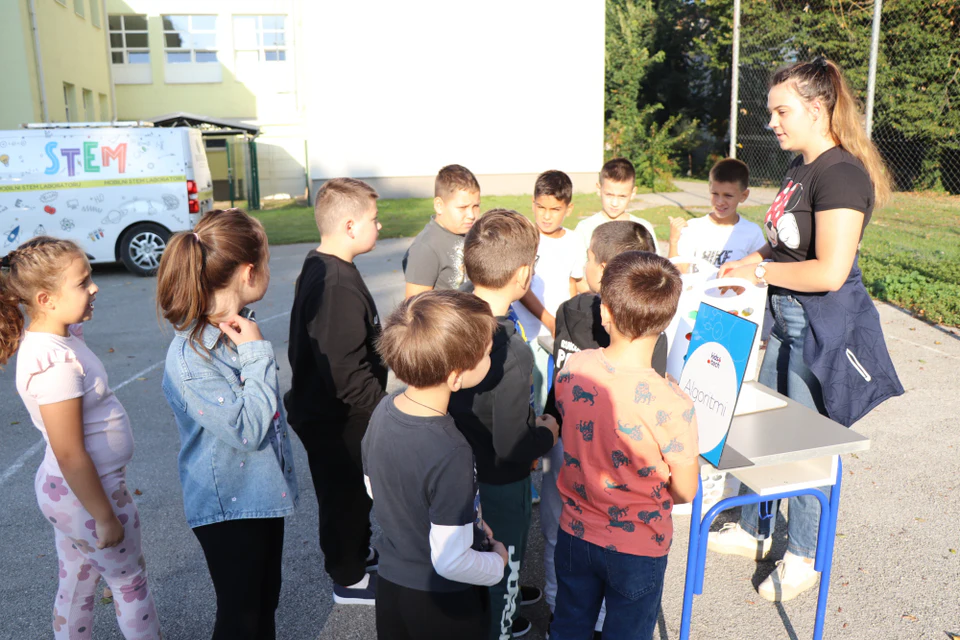 Fotografija uz članak „OŠ BRAĆE RADIĆA PAKRAC "Mobilni STEM laboratorij je došao u našu školu"“
