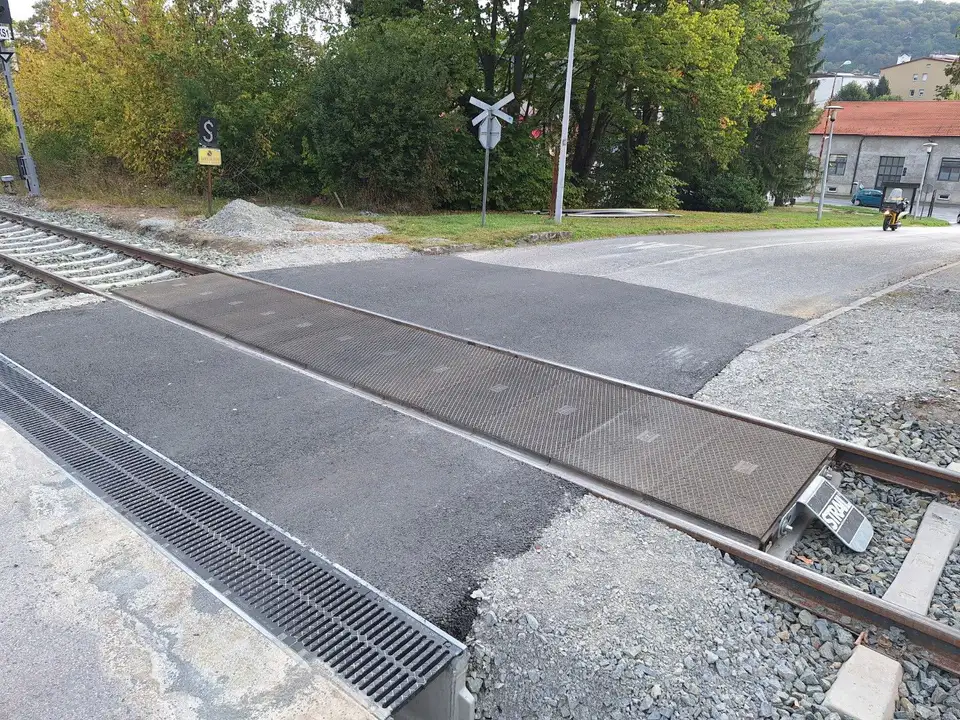 Fotografija uz članak „PRUŽNI PRIJELAZI Nakon onog u ulici Vinka Rehaka, završen i otvoren promet u ulici Augusta Cesarca“