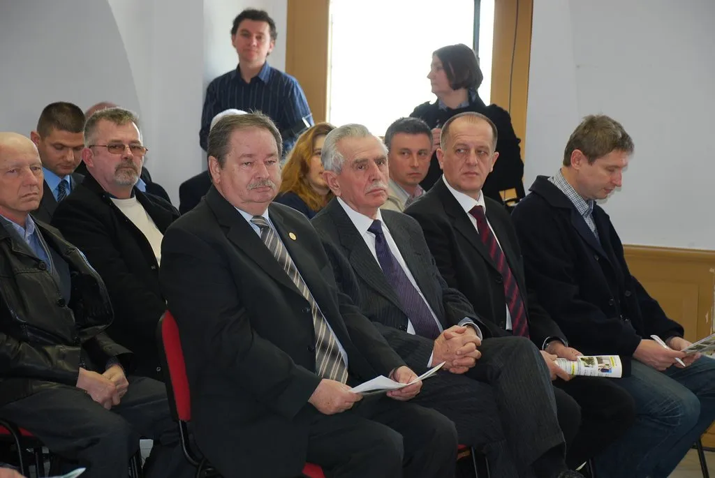 između_1