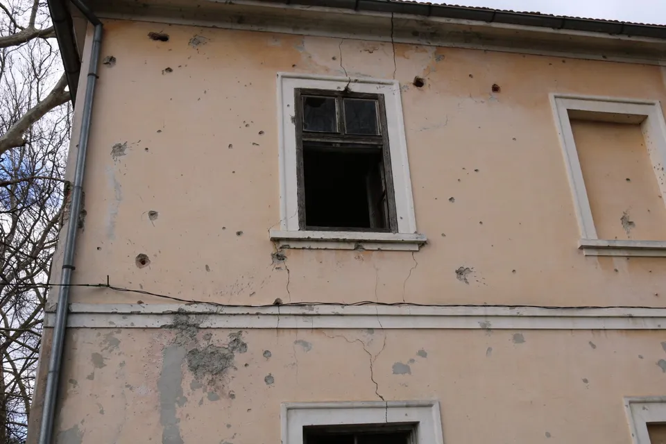 gimnazija pukotine