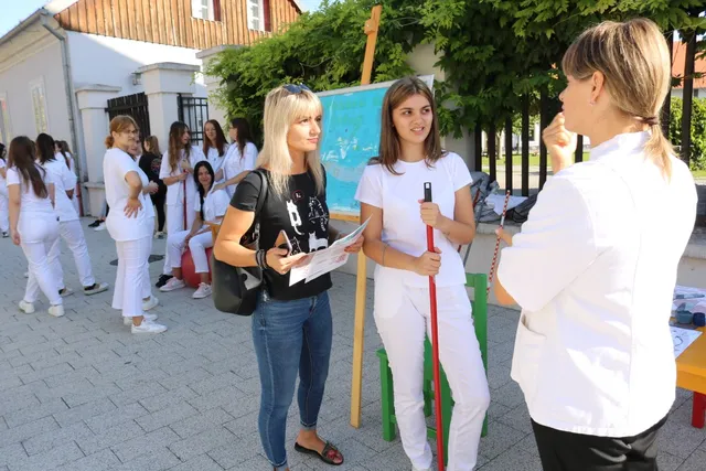 Fotografija uz članak „PAKRAČKI SREDNJOŠKOLCI NA GRADSKOJ ŠETNICI Obilježili Međunarodni dan fizioterapije“