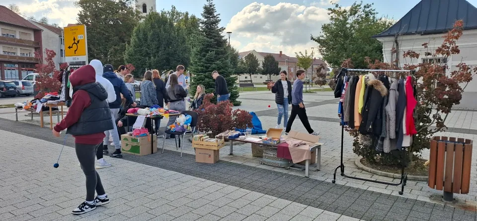 Fotografija uz članak „HUMANITARNA AKCIJA NA PAKRAČKOJ ŠETNICI Buvljak srednjoškolaca za napuštene životinje“