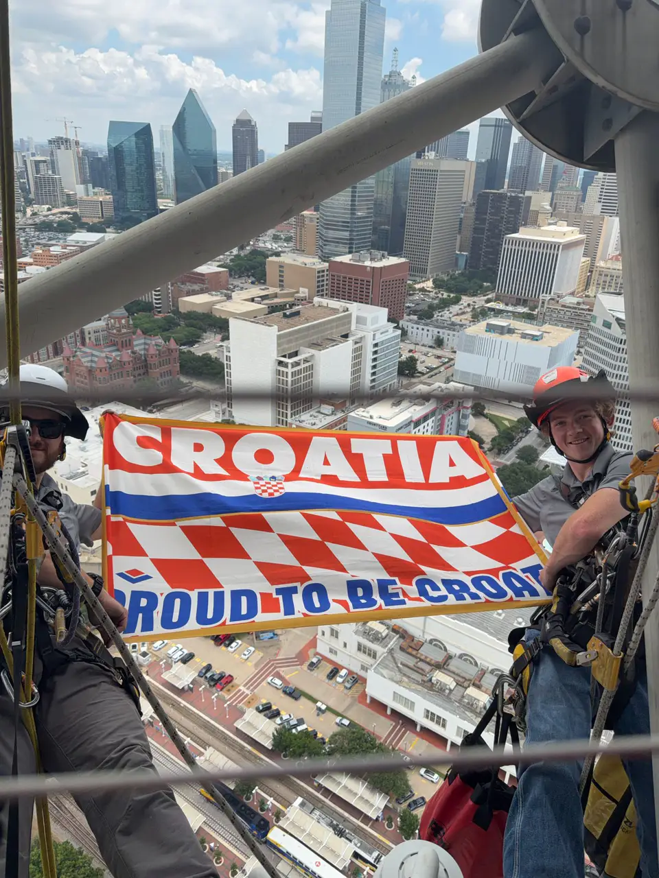 Fotografija uz članak „NAŠ ČOVJEK U DALLASU DAY TWO Nakon navijačkog kortea, irski pub pretvorili u hrvatski!“