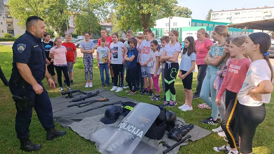 Fotografija uz članak „POLICIJA / "MAH 1 - MOGU AKO HOĆU“ Pakrački policajci ugostili osnovce“