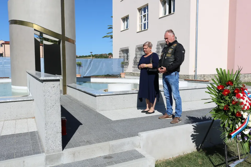 Fotografija uz članak „'VITEZOVI' OBNOVILI FOKIN SPOMENIK "Mali doprinos našem ratnom zapovjedniku i prijatelju"“