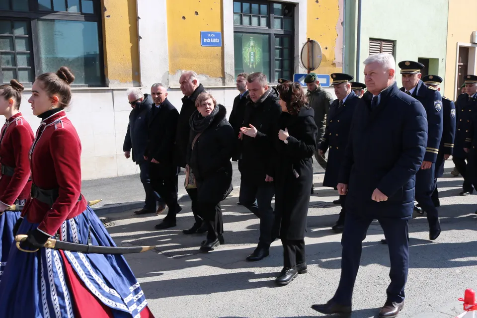 Fotografija uz članak „[FOTO] SVEČANI MIMOHOD GRADSKIM ULICAMA U koloni opet stotine sudionika“
