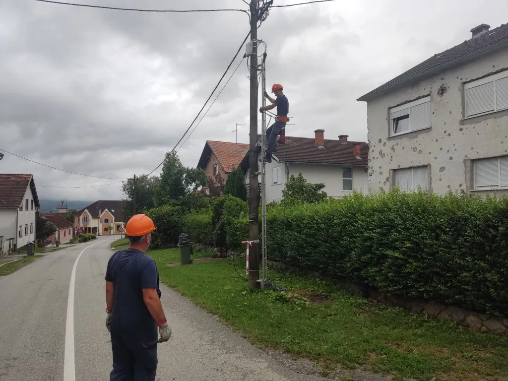 Fotografija uz članak „RADOVI NA ELEKTRIČNIM VODOVIMA Još uvijek se saniraju štete olujnog nevremena“