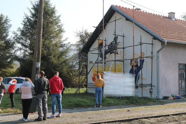 Fotografija uz članak „OSLIKAN ZID STAROG ŽELJEZNIČKOG KOLODVORA "Dobro došli u Pakrac" na novi, moderniji način“