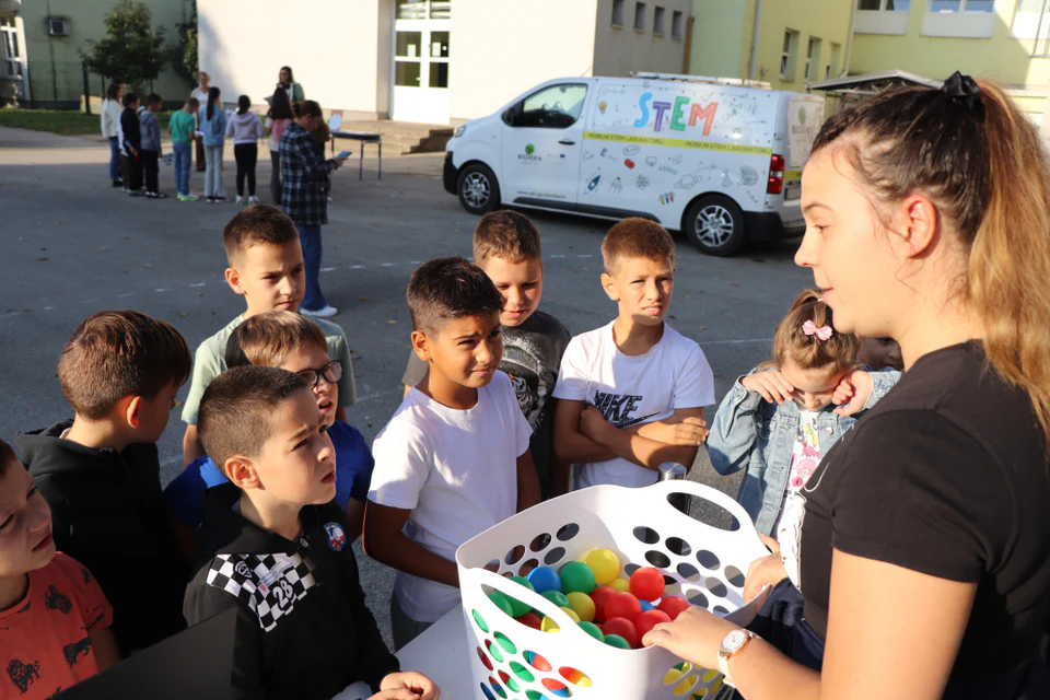Fotografija uz članak „OŠ BRAĆE RADIĆA PAKRAC "Mobilni STEM laboratorij je došao u našu školu"“