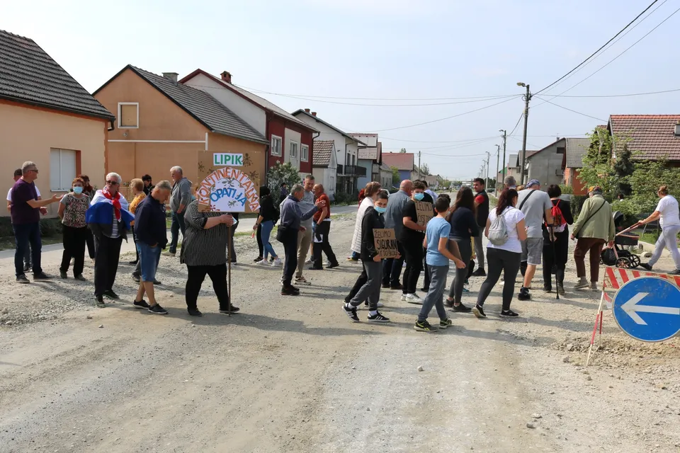 lipik cesta dodatni transparenti