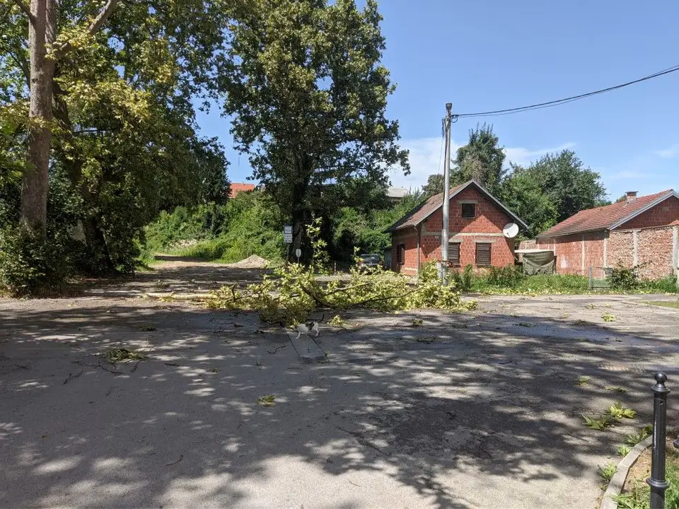 Fotografija uz članak „NEVRIJEME PROUZROČILO MATERIJALNU ŠTETU Jak olujni vjetar uništio krov zgrade!“