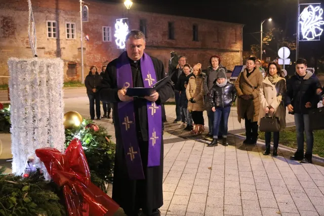 Fotografija uz članak „ADVENT U PAKRACU Na trgu zapaljena prva adventska svijeća“