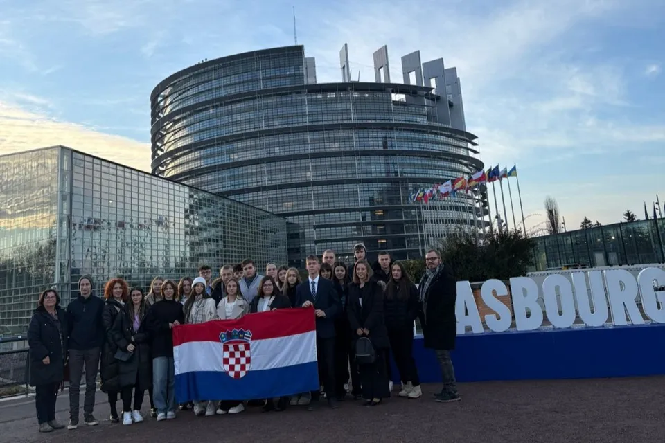 Fotografija uz članak „SREDNJA ŠKOLA PAKRAC Nagradni radni posjet Europskom parlamentu u Strasbourgu“