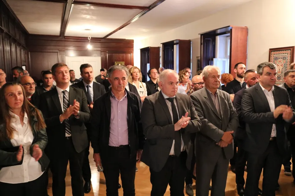 Fotografija uz članak „VLADIČANSKI DVOR U PAKRACU Upriličen svečani prijem i koncert Stewena Browna povodom dodjele nagrade vladiki Jovanu“