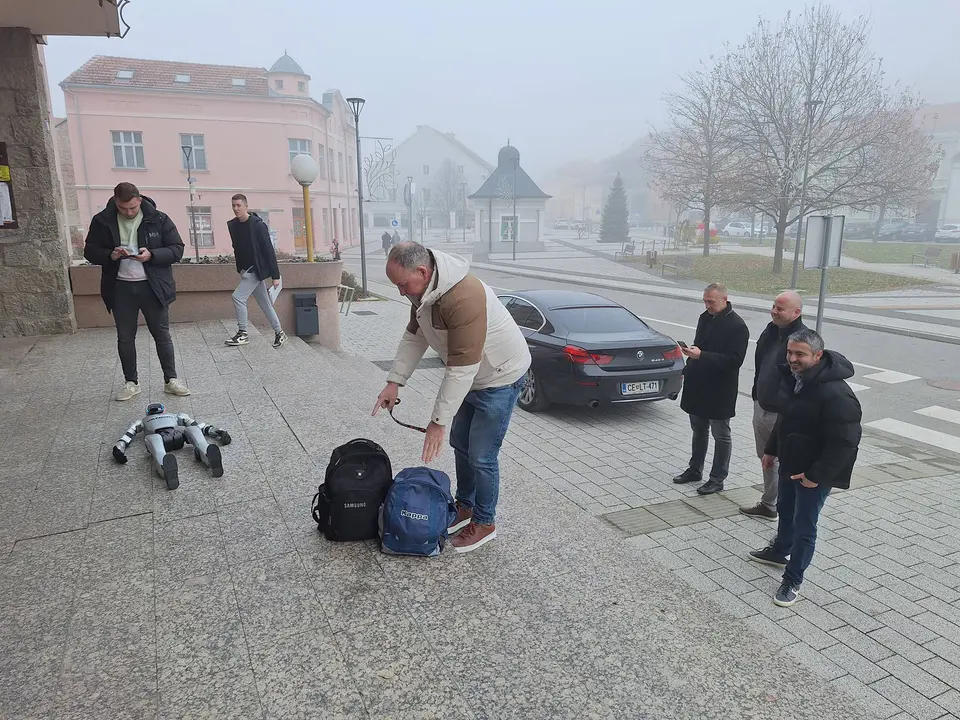 Fotografija uz članak „U Pakracu predstavljena Tonka, prva humanoidna robotica u Hrvatskoj - Jesmo li spremni za „nove sugrađane“?“
