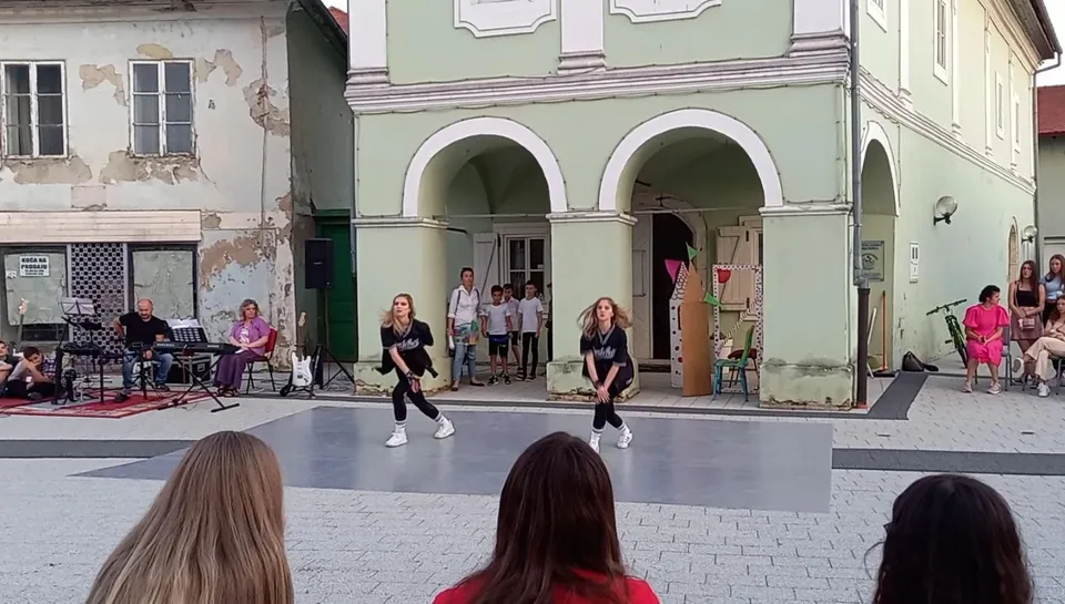 Fotografija uz članak „ŠKOLSKA VEČER NA ŠETNICI Plesom, pjesmom i igrokazima počastili posjetitelje“