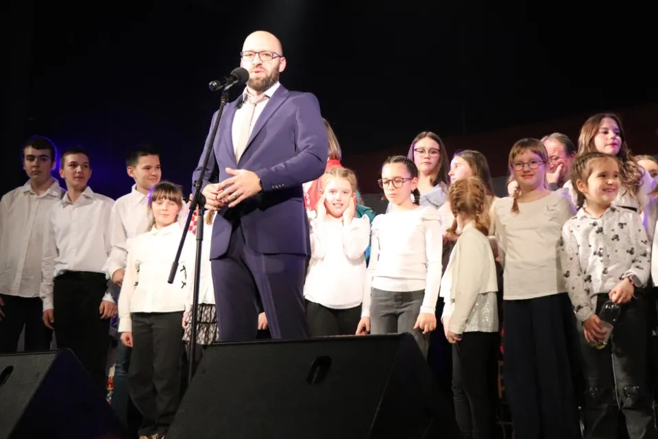 Fotografija uz članak „CROATIO IZ DUŠE TE LJUBIM Rekordan odaziv na 7. dječjem festivalu u Pakracu“