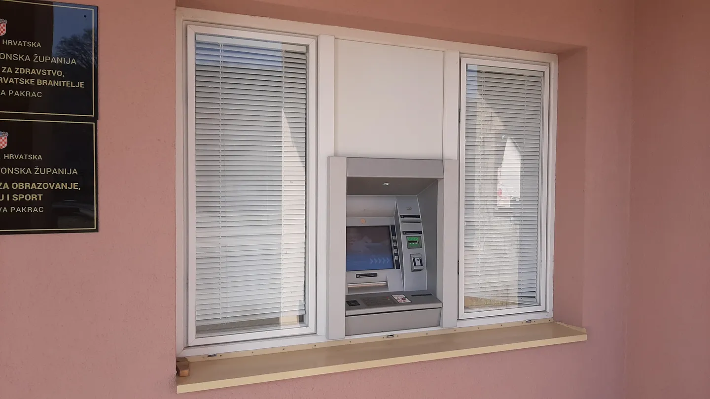 Fotografija uz članak „NA ULAZU U GRADSKU UPRAVU Pušten u rad bankomat HPB-a“