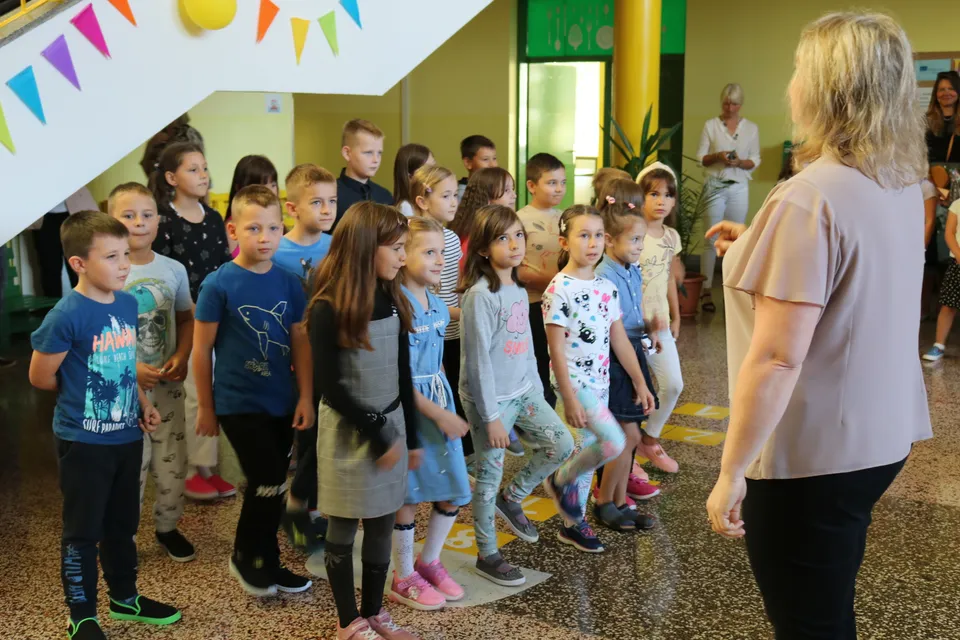 Fotografija uz članak „OŠ BRAĆE RADIĆA / DOBRODOŠLICA PRVAŠIĆIMA: Torbe na ramena pa u školu!“