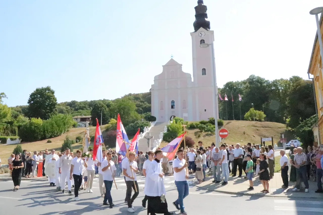 Fotografija uz članak „ŽUPA UZNESENJA BDM PAKRAC Procesijom i svečanom svetom misom vjernici proslavili svetkovinu Velike Gospe“