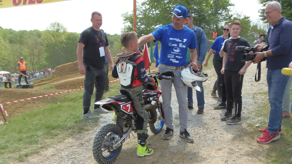 Fotografija uz članak „MOTOCROSS UTRKA „BLJESAK“ 2022: Vrhunska nedjelja na Matkovcu, oduševio mladi Lenče“