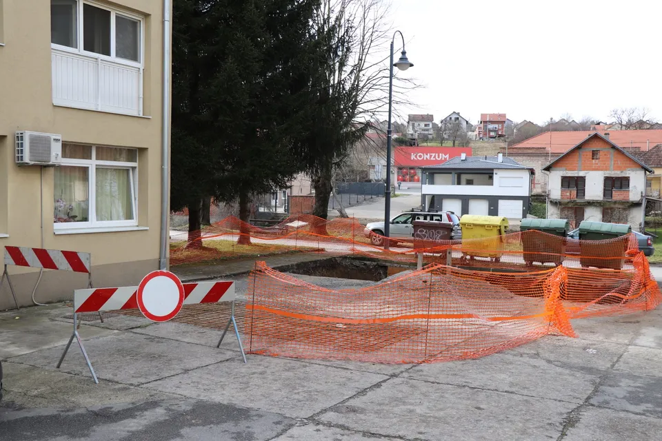 Fotografija uz članak „USKORO JOŠ DVA SETA Nastavlja se postavljanje polupodzemnih kontejnera za odvojeno sakupljanje otpada u Pakracu“