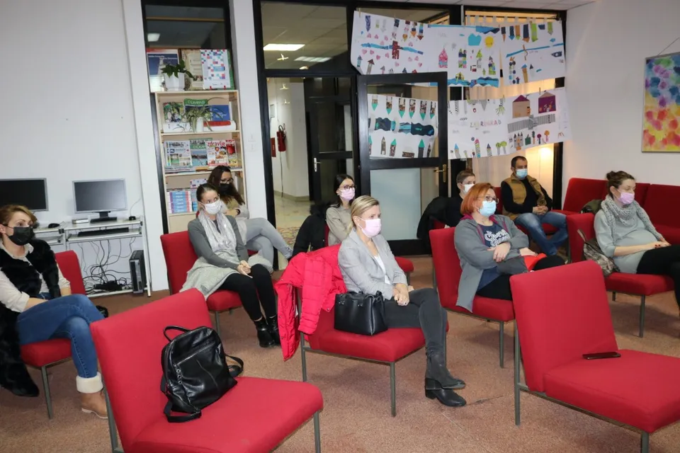 Fotografija uz članak „PREDAVANJE NATAŠE MAJOR U GRADSKOJ KNJIŽNICI Za odgoj djece nema gotovih recepata“