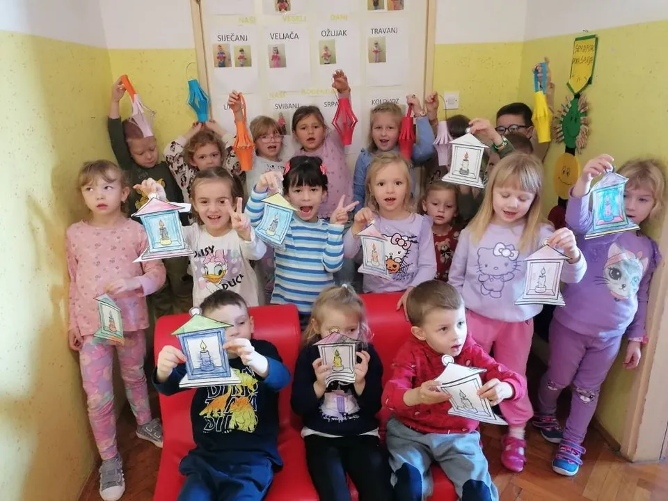 Fotografija uz članak „DV MASLAČAK Lampioni i dječji crteži u čast hrvatskim herojima“