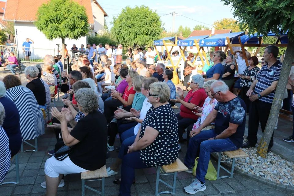 Fotografija uz članak „9. SMOTRA FOLKLORA Nakon dvije godine napokon zaplesali i zapjevali“