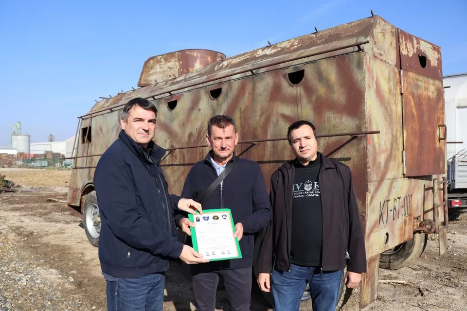 Fotografija uz članak „Kutinski oklopnjak KT-BT-001 predan Muzeju vojne i ratne povijesti u Pakracu“