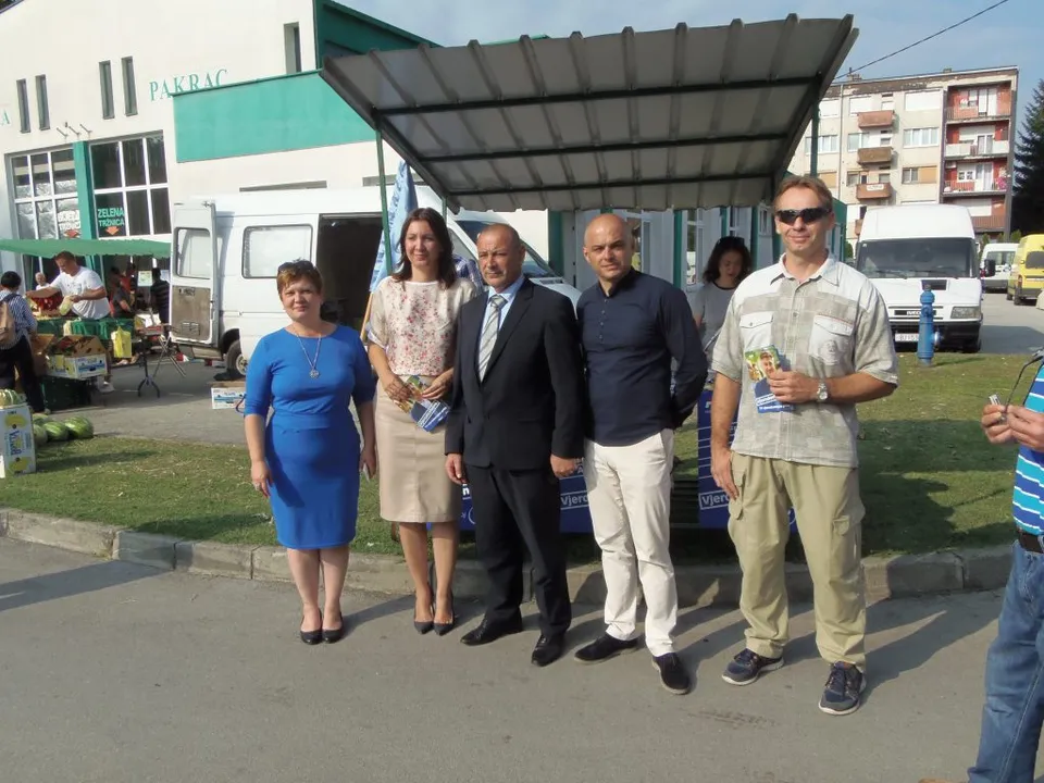 Fotografija uz članak „HDZ I NARODNA KOALICIJA: Izborni kandidati na pakračkoj tržnici“