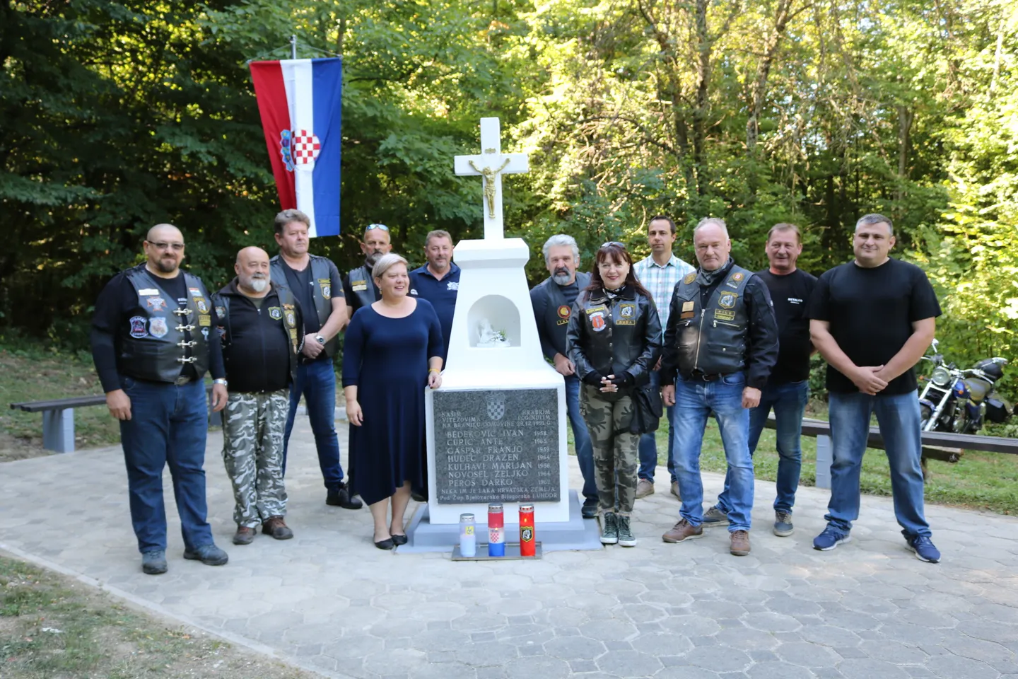 Fotografija uz članak „'VITEZOVI' OBNOVILI FOKIN SPOMENIK "Mali doprinos našem ratnom zapovjedniku i prijatelju"“