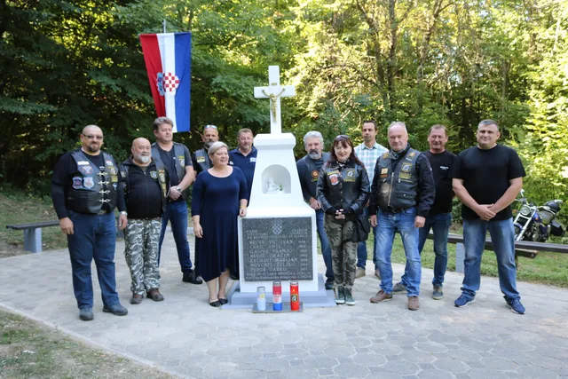 Fotografija uz članak „'VITEZOVI' OBNOVILI FOKIN SPOMENIK "Mali doprinos našem ratnom zapovjedniku i prijatelju"“