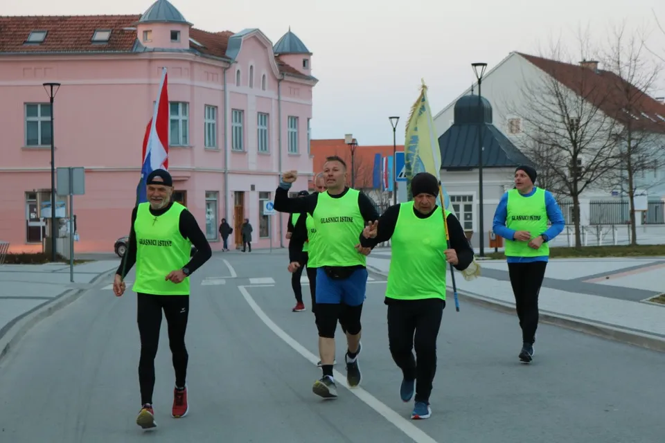 Fotografija uz članak „UDRUGA MARATONACA „GLASNICI ISTINE“ Ultramaratonom povezali Pakrac i Slatinu“