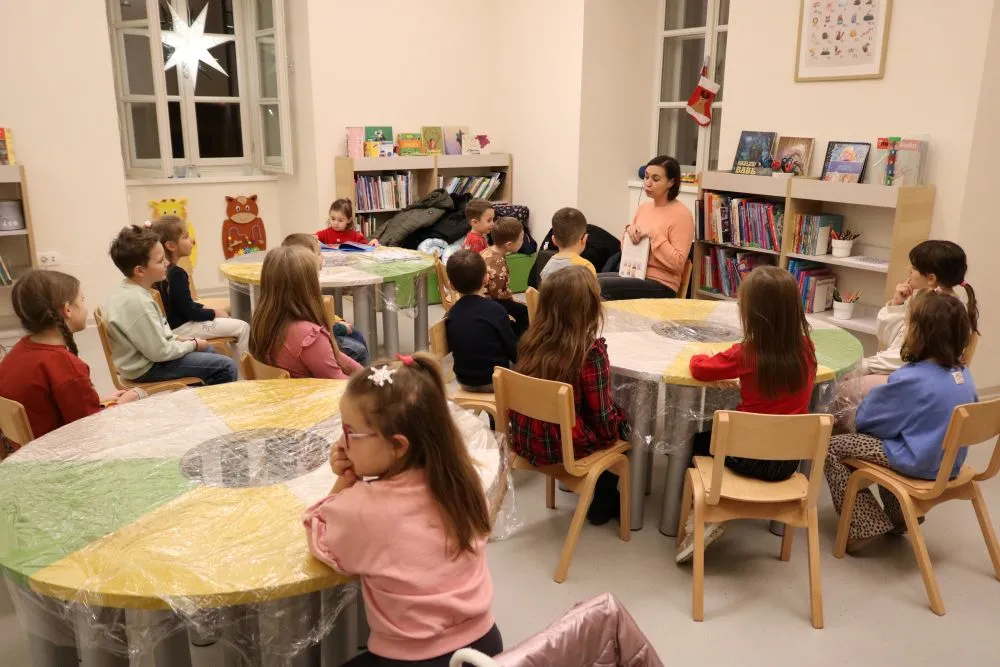 Fotografija uz članak „PRIČOM KROZ ADVENT Djeca uživala u čitaonici i kreativnoj radionici uz vruću čokladu“