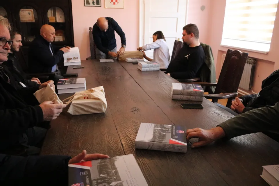 Fotografija uz članak „Gradonačelnik Tomislav Novinc uručio knjige „Ratni put 76. samostalnog bataljuna Pakrac“ udrugama“